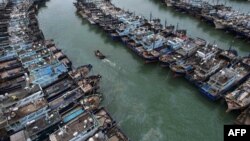 资料照片: 2023年7月26日停泊在厦门高崎一个港口的渔船