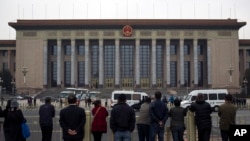 民众旁观警察在北京人民大会堂检查入场者的身份。(2013年11月9日)