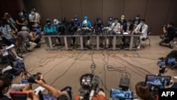 香港立法会的两位议员同被拘留者的家属在一起(2020年9月12号)。