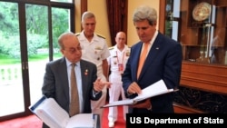 美国国务卿克里(右)与亚太助卿拉塞尔(左)(照片来源:美国国务院)