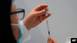 Một nhân viên y tế chuẩn bị tiêm vắc-xin Sinovac.