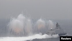 台湾海军在高雄港外举行军事演习。(2016年1月27日)