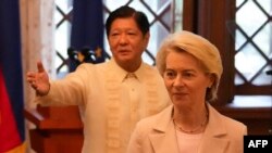 2023年7月31日,菲律宾总统小费迪南德·马科斯(左)在马尼拉马拉卡南总统府会晤欧盟委员会主席乌尔苏拉·冯德莱恩。