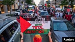 不满美国对以色列持续军援,支持巴勒斯坦的抗议者于以哈战争周年前夕,在华盛顿白宫附近示威游行。(路透社:2024年10月5日)