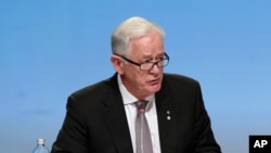 时任澳大利亚贸易部长的安德鲁·罗布在新西兰奥克兰签署跨太平洋伙伴关系协定时参加记者会。(2016年2月4日)