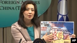 台湾外交部发言人欧江安在台北举行的记者会上指向圭亚那(台湾称盖亚那)地图。(2021年2月4日)