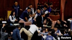 台湾立法院审议“国会改革”相关法案,朝野立委大打出手,共计6名立委受伤送医。(路透社)