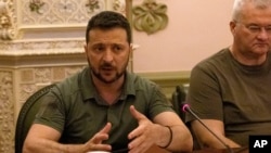 На архівному фото президент України Володимир Зеленський під час перговорів у Києві, Україна, 19 липня 2023 року. (Clodagh Kilcoyne/Pool via AP)