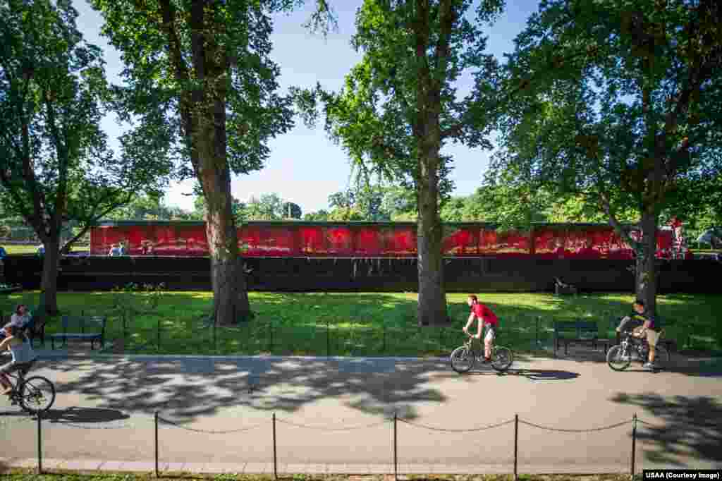 在华盛顿特区国家广场和纪念公园的罂粟花纪念墙,这是临时纪念装置,是一个半透明的结构,长133英尺,高8英尺半,里面装满罂粟花,有645,000多朵。这是为了纪念自第一次世界大战以来服务于美军的每个男女。