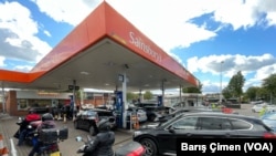 伦敦加油站前汽车排起长龙。(照片来源:Barış Çimen, VOA)