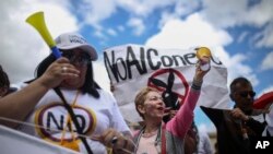 Người biểu tình chống đối hiệp ước hòa bình giữa chính phủ Colombia và nhóm phiến quân Các lực lượng vũ trang giải phóng Colombia, FARC, bên ngoài tòa nhà quốc hội ở Bogota ngày 30/11/2016.