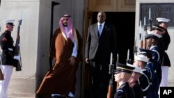 美国国防部长奥斯汀在五角大楼迎接到访的沙特阿拉伯国防部长哈立德·本·萨勒曼。(美联社:2023年11月1日)