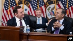 图右为民主党联邦众议员拉加·克里希纳莫提(Rep. Raja Krishnamoorthy, D-IL)