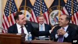 资料照:美国国会众议院美中战略竞争特设委员会主席迈克·加拉格尔(左)和委员会首席民主党议员拉贾·克里希纳莫提(右)。