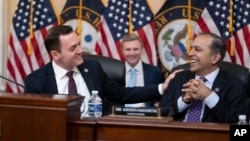 美国国会众议院美国与中国共产党战略竞争特设委员会主席迈克·加拉格尔(Mike Gallagher)和委员会首席民主党议员拉贾·克里希纳莫提(Raja Krishnamoorthi)。