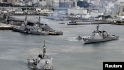 日本海上自卫队的驱逐舰(左)驶离佐世保基地(资料照)