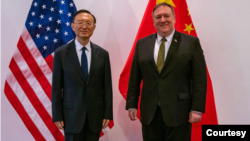 美国国务卿蓬佩奥与中共政治局委员杨洁篪2020年6月17日在夏威夷州会晤(照片来自国务卿蓬佩奥推文)