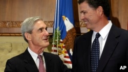 科米宣誓就任联邦调查局局长前与前任穆勒交谈。(2013年9月4日)