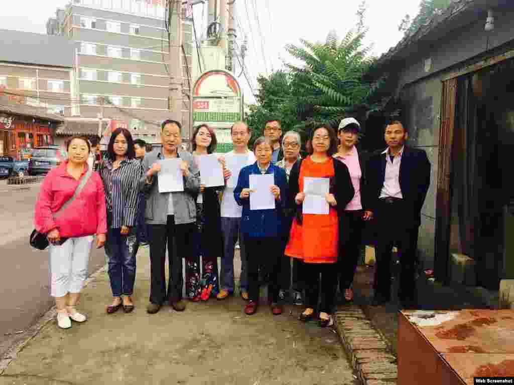 王全璋律师的妻子李文足(左四)、李和平律师妻子王峭岭(右三)等前往中国最高法提出控告 (网络照片,资料照)