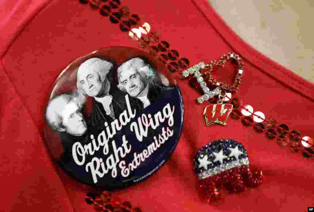 来自威斯康辛州一名代表挂着竞选的宣传装饰