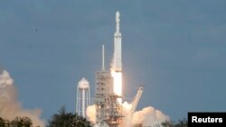 2018年2月6日,SpaceX 猎鹰重型火箭从佛罗里达州的肯尼迪航天中心39-A发射台发射。