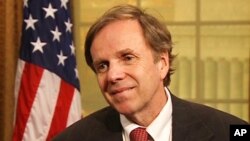 Trợ lý Ngoại trưởng Mỹ Michael Posner nói với các nhà lập pháp Mỹ rằng nhà cầm quyền Hà Nội đang giam cầm hơn 100 tù nhân lương tâm và bức tranh nhân quyền Việt Nam trở nên u ám hơn trong những năm gần đây