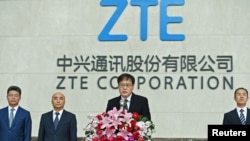 中兴通讯公司董事长殷一民2018年4月20日在中国广东省深圳市中兴通讯总部的新闻发布会上发表讲话。