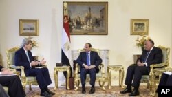 အီဂျစ်သမ္မတ Abdel-Fattah el-Sissi (ဗဟို) အီဂျစ် နိုင်ငံခြားရေးဝန်ကြီး Sameh Shoukry (ယာ) တို့ အမေရိကန်နိုင်ငံခြားရေးဝန်ကြီး John Kerry နဲ့ စကားပြောနေစဉ်။ (သြဂုတ် ၂၊ ၂၀၁၅)