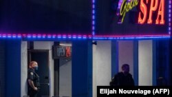 亚特兰大警方16日晚上在一处枪击案现场进行调查 (法新社)