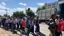 ရန်ကုန်တိုင်းအထည်ချုပ်စက်ရုံ ၅ ခု အလုပ်သမားတွေ စုစည်းဆန္ဒပြ ရန်ကုန်တိုင်းအထည်ချုပ်စက်ရုံ ၅ ခု အလုပ်သမားတွေ စုစည်းဆန္ဒပြ