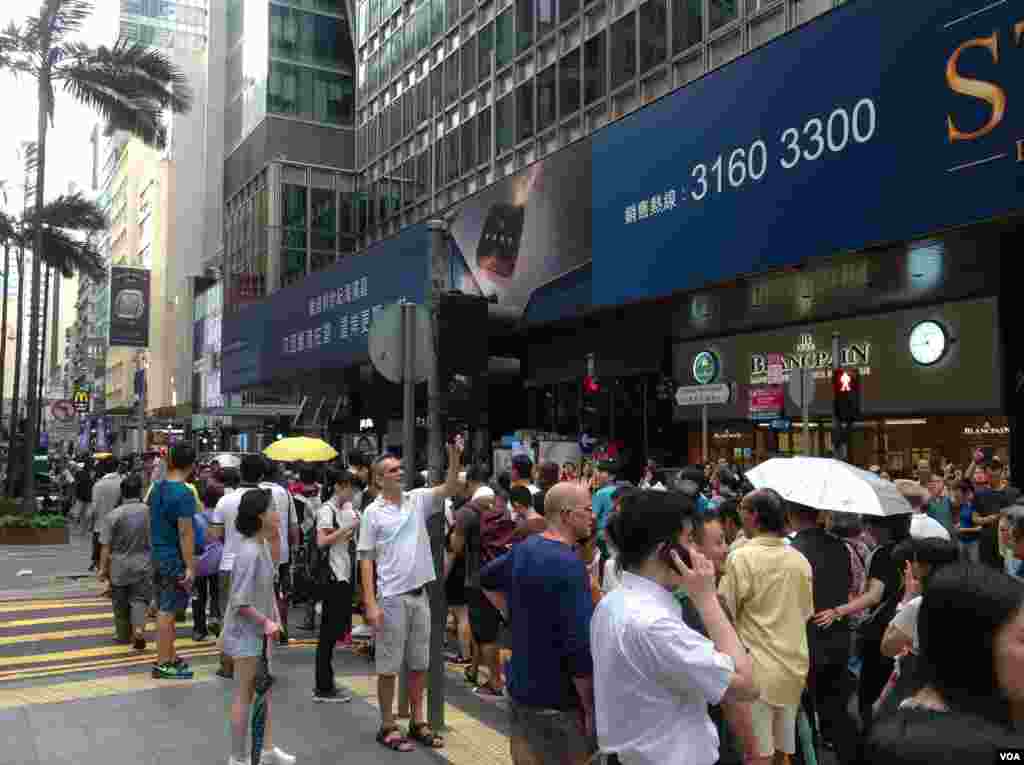 香港泛民多个政党和团体周六声援铜锣湾书店店长林荣基（美国之音海彦拍摄）