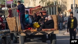 2023年12月3日,逃离加沙中部和南部的流离失所的巴勒斯坦人抵达加沙地带南部拉法以西的新塔尔苏丹营地,当时以色列和激进组织哈马斯之间的战斗仍在继续。 (法新社图片)