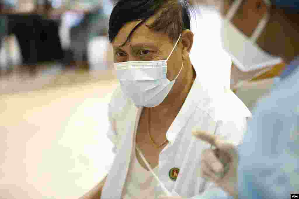တတိယအကြိမ် လွှတ်တော် တက်ရောက်မည့် ပြည်သူ့လွှတ်တော် ကိုယ်စားလှယ်များကို COVID ကာကွယ်ဆေး စတင် ထိုးနှံသည့် မြင်ကွင်း။ (ဇန်နဝါရီ ၂၉၊ ၂၀၂၁)