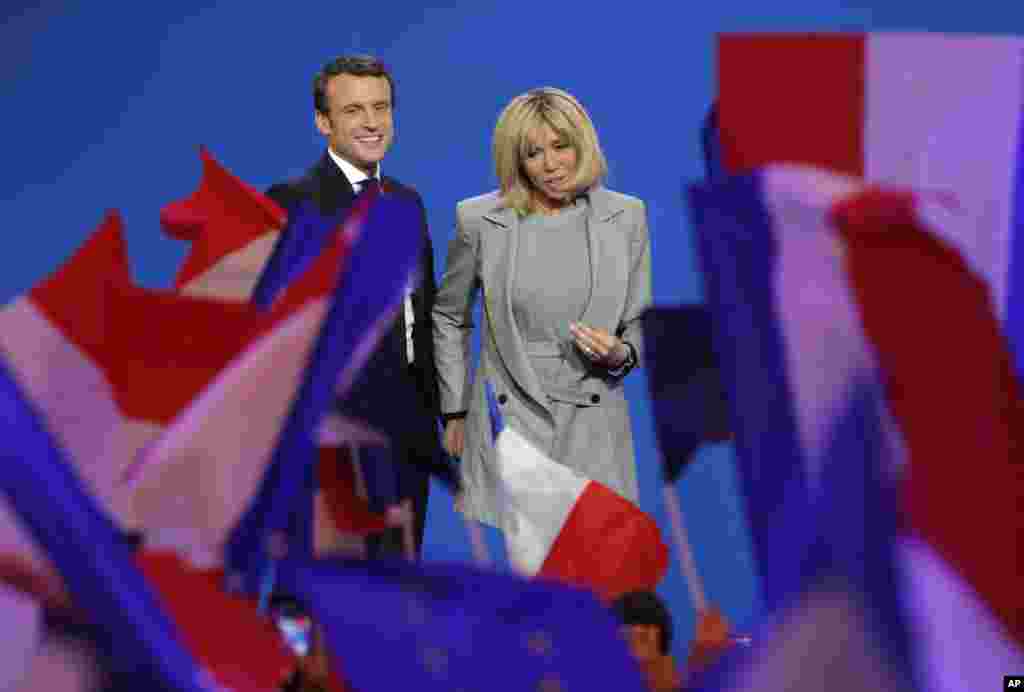 法兰西历史上最年轻的总统候选人马克龙和夫人布丽吉特在大选之夜对支持者微笑(2017年4月23日)。 布丽吉特曾是马克龙的中学老师,比他大24岁,认识马克龙的时候已经是三个孩子的母亲。
