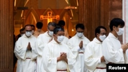 2021年12月4日,香港天主教教区主教周守仁出席主教祝圣礼后离开主教座堂