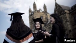 澳大利亚悉尼大学的学生参加毕业典礼。(2020年4月22日)