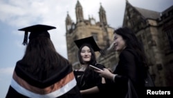 资料照:澳大利亚悉尼大学的中国留学生参加毕业典礼。(2016年4月22日)