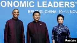 美国总统奥巴马与中国国家主席习近平夫妇在北京APEC峰会上合影。