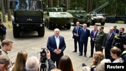 白俄罗斯总统卢卡申科在视察明斯克一个军工设施时对记者讲话。(2023年6月13日)