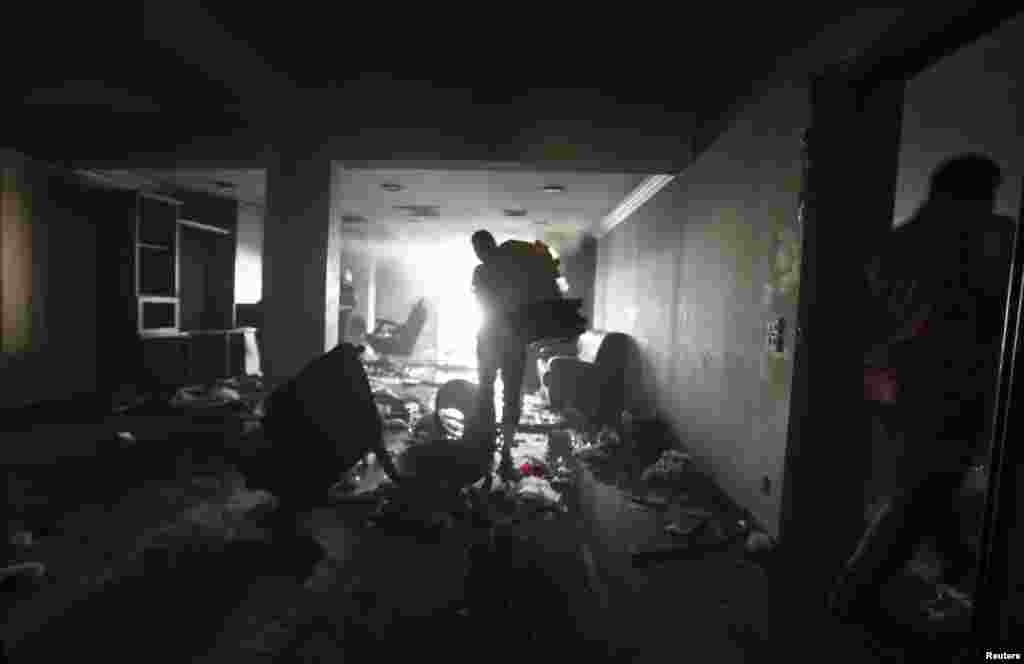 2013年7月1日,抗议者焚烧了穆斯林兄弟会在开罗穆卡塔姆区的总部后,趁火打劫者搬走家具和其它物品。