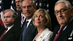 美国前任商务部长芭芭拉·富兰克林女士和前国务卿基辛格(右)参加公共活动(2005年月23日)