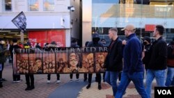 英国伦敦京士顿2022年1月9日出现港人组人链支持香港新闻自由(美国之音特约记者郑乐捷)