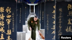 清明节前夕,一名老兵在烈士陵园前面清扫地板(资料照片)。