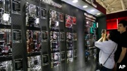 Một triển lãm ở Đài Bắc, Đài Loan, về sản phẩm bán dẫn, tháng 5/2017 (AP Photo/Chiang Ying-ying).