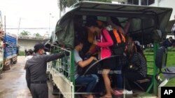 ၂၀၁၇ ဇူလိုင်လတုန်းက ရွှေ့ပြောင်းအလုပ်သမားများ တင်လာသည့်ကားကို ထိုင်းလူဝင်မှုကြီးကြပ်ရေးမှ စစ်ဆေးနေစဉ်