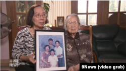 Gia đình ông Châu Văn Khảm, trong tấm ảnh chụp từ video của 9News, đang kêu gọi Thủ tướng Úc Scott Morrison và chính phủ của ông can thiệp để đòi tự do cho ông, hiện đang thụ án 12 năm tù ở Việt Nam.