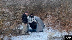 2023年12月31 日,17岁的中国留学生庄凯(右)在犹他州布里格姆市附近的山区被发现。左边是一名警察。