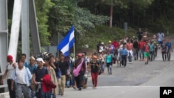 洪都拉斯移民穿过危地马拉向美国前进。(2018年10月16日)