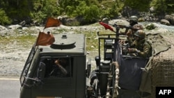印度军队士兵驾驶军车行驶在通往中印边境加勒万河谷的道路上。（2020年6月17日）