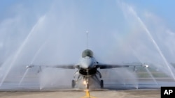 美制F-16V战机在台湾嘉义举行的军演中进行清洗。(2020年1月15日)